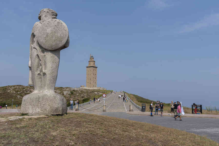 A Coruña 17 - estatua de Breogán y Torre de Hércules.jpg